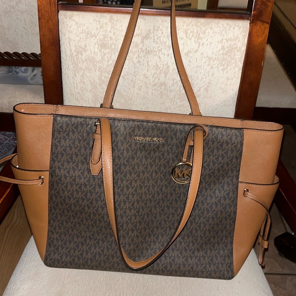 Michael Kors Gilly Jet Set Travel Large Drawstring Top Zip Tote Signature MK
